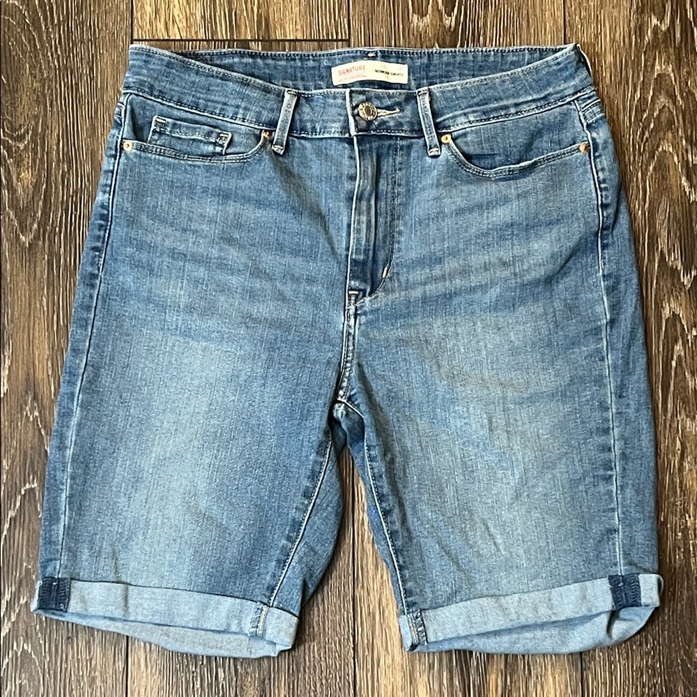 Signature Levi Strauss Medium Wash Mid-Rise Cuffed Stretch Bermuda Shorts 8 W29